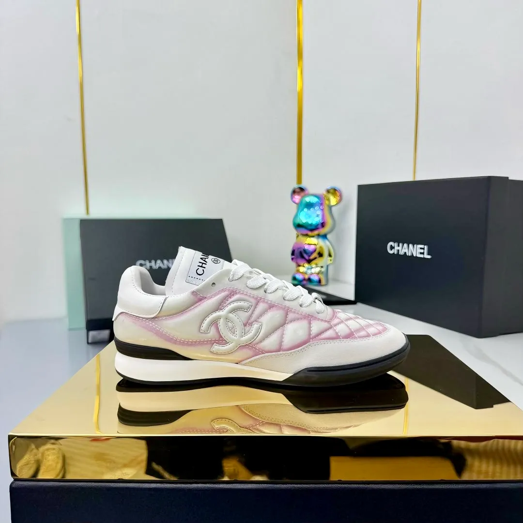 👟👟Ex-factory price 640👟👟 Top version Chanel Chanel - 2025 counter top casual sports shoes This sneaker is a classic design; the upper is electro-embroidered with a variety of techniques; the outsole is fashionable and sporty; it is unusual to incorporate a variety of color matching elements... The diversified mix and match is very beautiful and versatile, and can be used for leisure, fashion, sports and outdoor... ꫛꫀꪝ Go➫ Material: ❶The upper is made of: original cowhide ❷The inner lining is made of: original imported sheepskin ❸The outsole is based on: original TPU combination outsole Full set of boutique packaging for women 35–41 👉